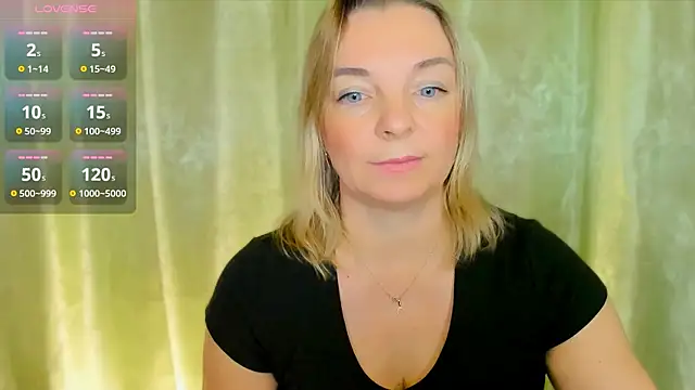 Snapshot of Regina__blue chatting on 12-17-24, 03:17 Regina blue online show from 12-17-24, 03:17