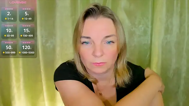 Snapshot of Regina__blue chatting on 12-17-24, 08:43 Regina blue online show from 12-17-24, 08:43