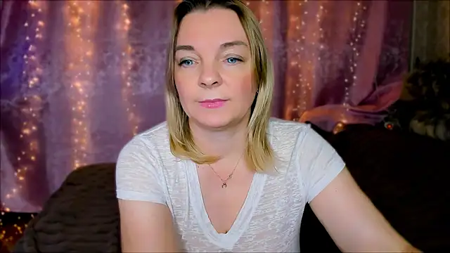 Snapshot of Regina__blue chatting on 01-14-25, 04:29 Regina blue online show from 01-14-25, 04:29