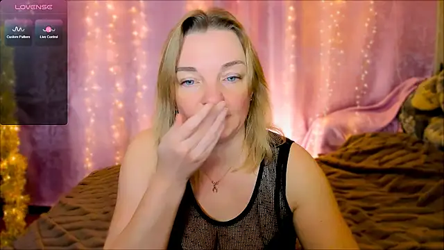 Snapshot of Regina__blue chatting on 01-24-25, 06:56 Regina blue online show from 01-24-25, 06:56