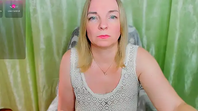 Snapshot of Regina__blue chatting on 03-07-25, 08:55 Regina blue online show from 03-07-25, 08:55