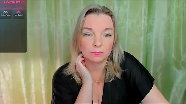 Snapshot of Regina__blue chatting on 03-22-25, 05:52 Regina blue online show from 03-22-25, 05:52