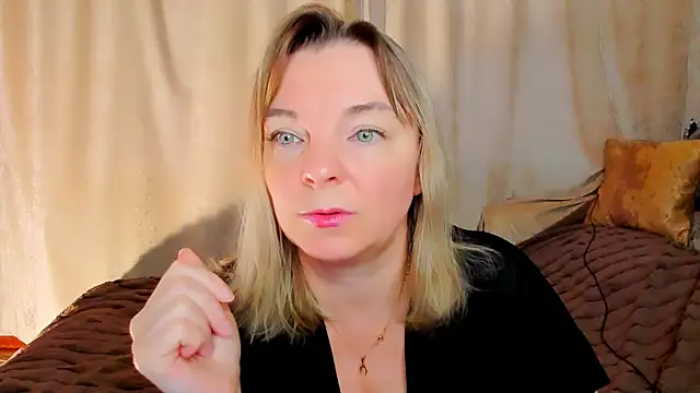 Snapshot of Regina__blue chatting on 11-12-25, 01:44 Regina blue online show from 11-12-25, 01:44