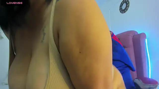 Snapshot of rose_bigboobsx chatting on 12-17-25, 02:06 rose bigboobsx online show from 12-17-25, 02:06