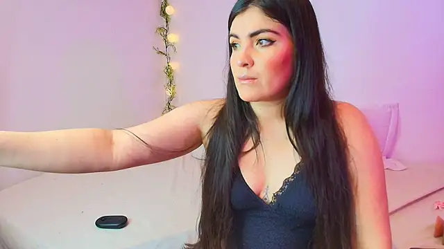 Snapshot of Amara_vega chatting on 04-21-26, 12:00 Amara vega online show from 04-21-26, 12:00