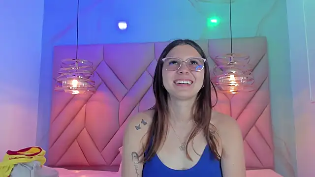 Snapshot of AngelaaCute_ chatting on 06-17-26, 12:07 AngelaaCute online show from 06-17-26, 12:07