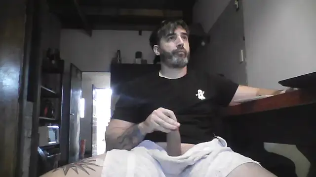 Snapshot of ozzypsico13 chatting on 06-12-26, 05:01 ozzypsico13 online show from 06-12-26, 05:01