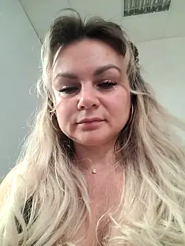 Snapshot of candy_queeen chatting on 10-12-25, 04:44 candy queeen online show from 10-12-25, 04:44