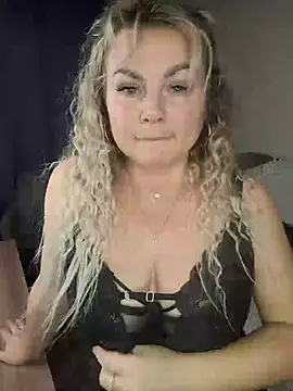 Snapshot of candy_queeen chatting on 11-06-25, 11:00 candy queeen online show from 11-06-25, 11:00