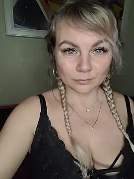 Snapshot of candy_queeen chatting on 11-26-25, 02:56 candy queeen online show from 11-26-25, 02:56