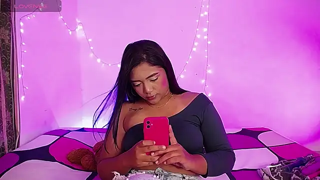 Snapshot of DIANEE_01 chatting on 02-27-25, 12:43 DIANEE 01 online show from 02-27-25, 12:43