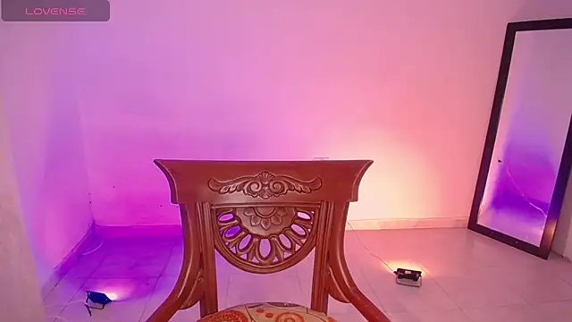 Snapshot of DIANEE_01 chatting on 10-10-25, 01:04 DIANEE 01 online show from 10-10-25, 01:04