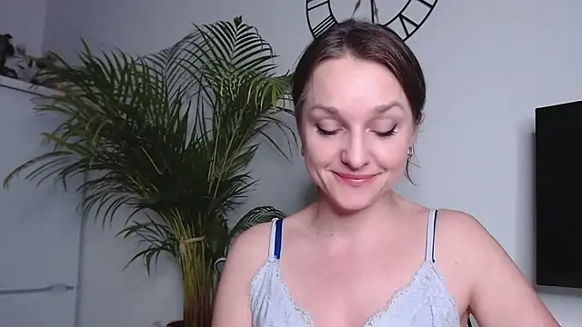 Snapshot of AliciaDesire chatting on 02-12-25, 06:30 AliciaDesire online show from 02-12-25, 06:30