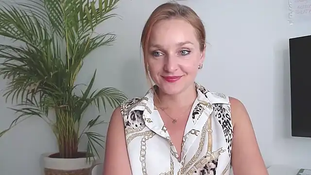 Snapshot of AliciaDesire chatting on 10-15-25, 01:33 AliciaDesire online show from 10-15-25, 01:33