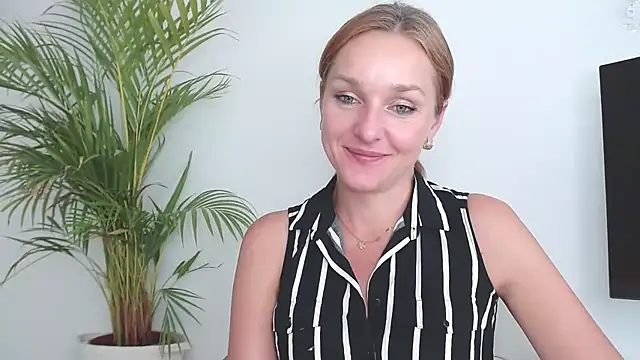 Snapshot of AliciaDesire chatting on 10-16-25, 01:12 AliciaDesire online show from 10-16-25, 01:12