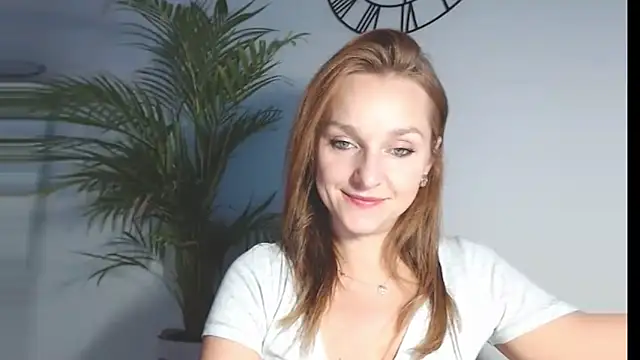 Snapshot of AliciaDesire chatting on 11-19-25, 01:55 AliciaDesire online show from 11-19-25, 01:55