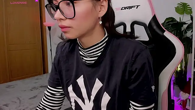 Snapshot of Adriennesexxx chatting on 12-16-24, 12:27 Adriennesexxx online show from 12-16-24, 12:27