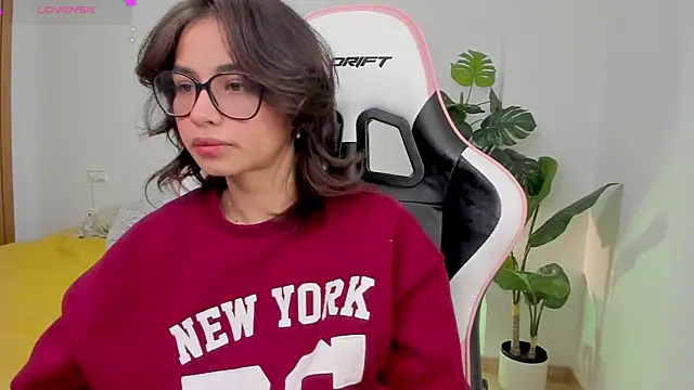 Snapshot of Adriennesexxx chatting on 01-26-25, 08:23 Adriennesexxx online show from 01-26-25, 08:23