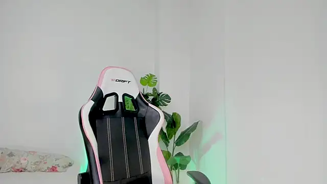 Snapshot of Adriennesexxx chatting on 02-09-25, 12:41 Adriennesexxx online show from 02-09-25, 12:41