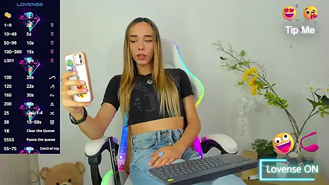 Snapshot of Linda_Crawford chatting on 02-21-25, 10:15 Linda Crawford online show from 02-21-25, 10:15