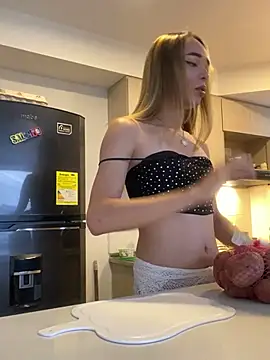 Snapshot of Linda_Crawford chatting on 03-11-25, 10:09 Linda Crawford online show from 03-11-25, 10:09