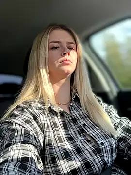 Snapshot of Love_Bri chatting on 10-02-25, 10:33 Love Bri online show from 10-02-25, 10:33