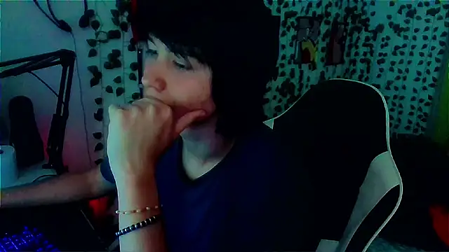 Snapshot of Andy_gray chatting on 04-18-26, 01:04 Andy gray online show from 04-18-26, 01:04