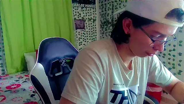 Snapshot of Andy_gray chatting on 04-25-26, 04:26 Andy gray online show from 04-25-26, 04:26