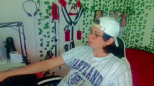 Snapshot of Andy_gray chatting on 04-29-26, 04:11 Andy gray online show from 04-29-26, 04:11