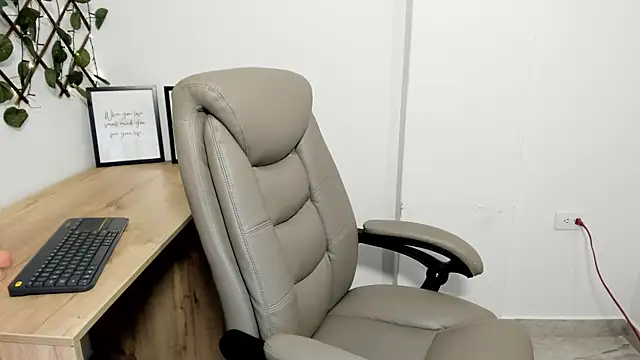 Snapshot of Madeleine__w chatting on 11-11-25, 12:10 Madeleine w online show from 11-11-25, 12:10