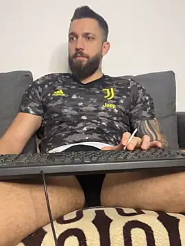 Snapshot of LoveIsBlind_ chatting on 11-26-25, 10:11 LoveIsBlind online show from 11-26-25, 10:11