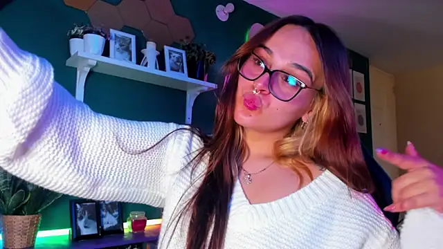 Snapshot of evy_orange1 chatting on 04-24-26, 12:13 evy orange1 online show from 04-24-26, 12:13