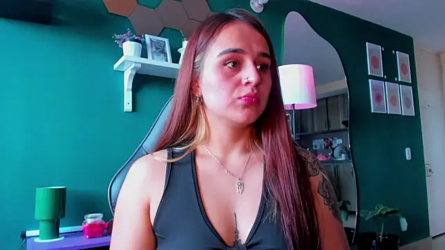 Snapshot of evy_orange1 chatting on 05-15-26, 06:04 evy orange1 online show from 05-15-26, 06:04