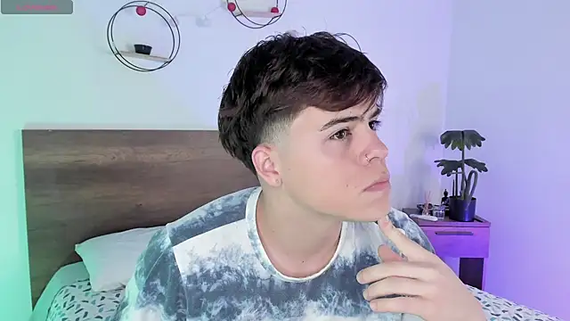 Snapshot of justinbiler chatting on 03-20-25, 12:32 justinbiler online show from 03-20-25, 12:32