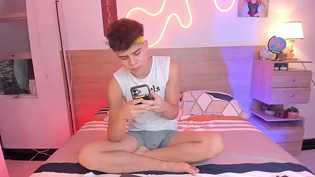 Snapshot of justinbiler chatting on 10-21-25, 01:45 justinbiler online show from 10-21-25, 01:45