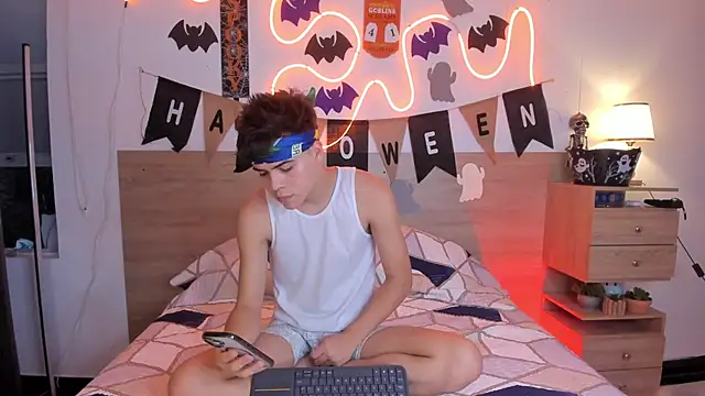 Snapshot of justinbiler chatting on 10-22-25, 01:11 justinbiler online show from 10-22-25, 01:11