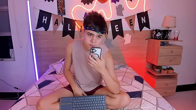 Snapshot of justinbiler chatting on 10-27-25, 01:59 justinbiler online show from 10-27-25, 01:59