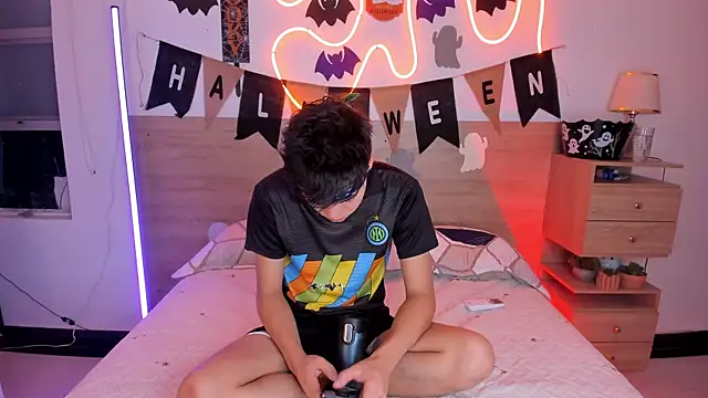 Snapshot of justinbiler chatting on 10-28-25, 01:47 justinbiler online show from 10-28-25, 01:47