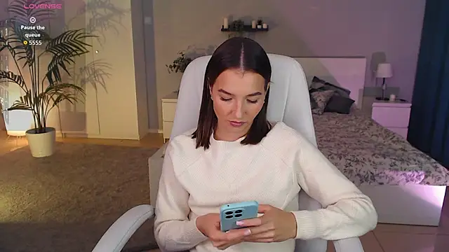 Bellla Haddid online show from 09-13-25, 12:32