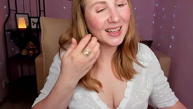 Snapshot of Helens_love chatting on 03-04-25, 06:15 Helens love online show from 03-04-25, 06:15