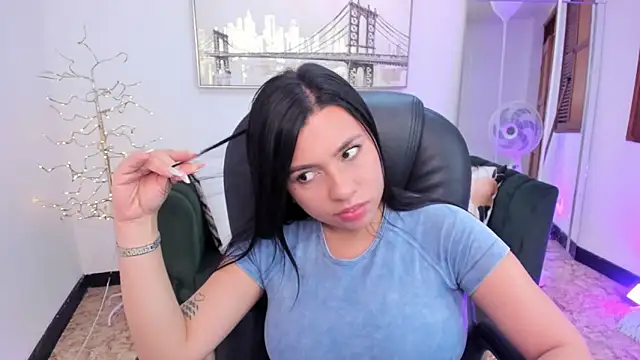 naomii campbell  online show from 01-25-25, 04:03