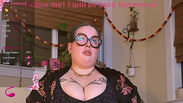 Snapshot of MissBika chatting on 12-18-24, 01:59 MissBika online show from 12-18-24, 01:59