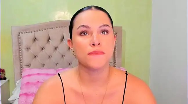 Snapshot of Luciluu20 chatting on 01-08-25, 06:09 Luciluu20 online show from 01-08-25, 06:09