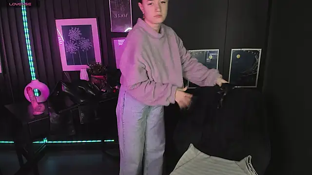 Snapshot of Lily_Moonlight chatting on 12-21-24, 07:03 Lily Moonlight online show from 12-21-24, 07:03