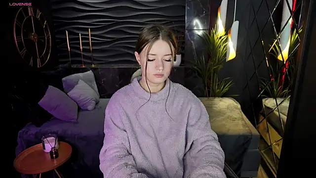 Snapshot of Lily_Moonlight chatting on 12-26-24, 08:18 Lily Moonlight online show from 12-26-24, 08:18