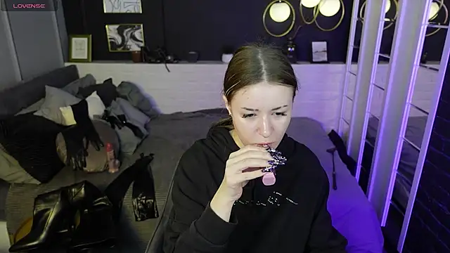 Snapshot of Lily_Moonlight chatting on 03-06-25, 07:47 Lily Moonlight online show from 03-06-25, 07:47