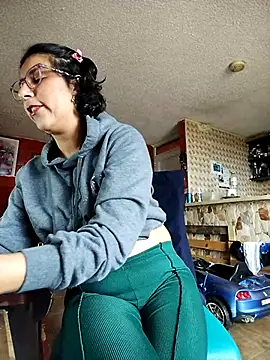 Snapshot of Im_Alma_ chatting on 03-08-25, 08:25 Im Alma online show from 03-08-25, 08:25