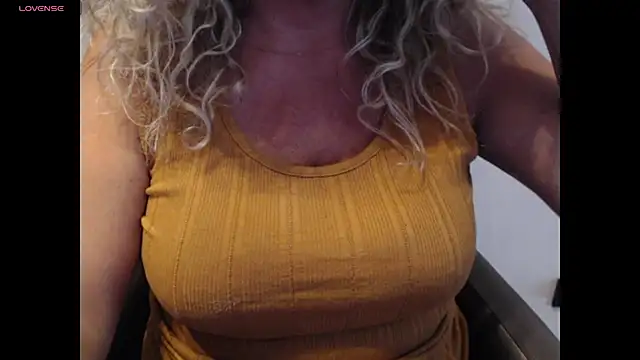 Snapshot of JenniLowen chatting on 06-25-26, 08:30 JenniLowen online show from 06-25-26, 08:30