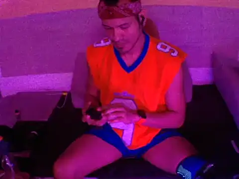 Snapshot of thesummerboy chatting on 01-19-25, 12:06 thesummerboy online show from 01-19-25, 12:06