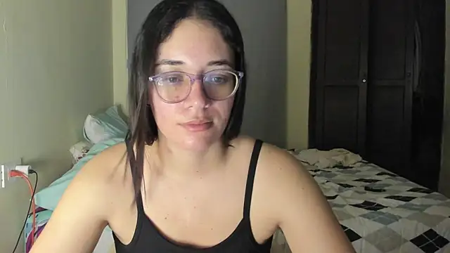 Snapshot of atenas_05_ chatting on 06-14-26, 06:04 atenas 05 online show from 06-14-26, 06:04